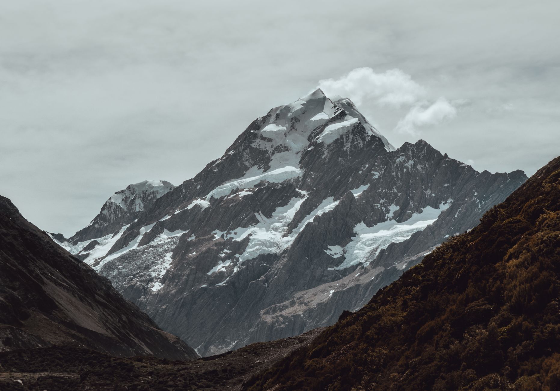 Stunning alpine panorama of Mt Cook and Lake Pukaki in New Zealand